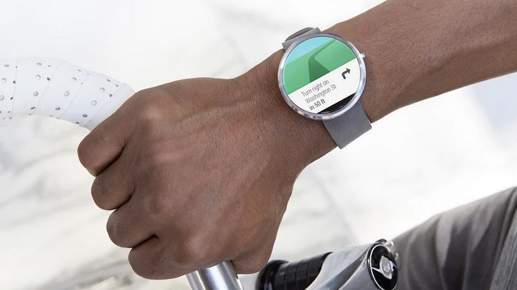 hombre-con-google-maps-on-wear-os-round-smartwatch